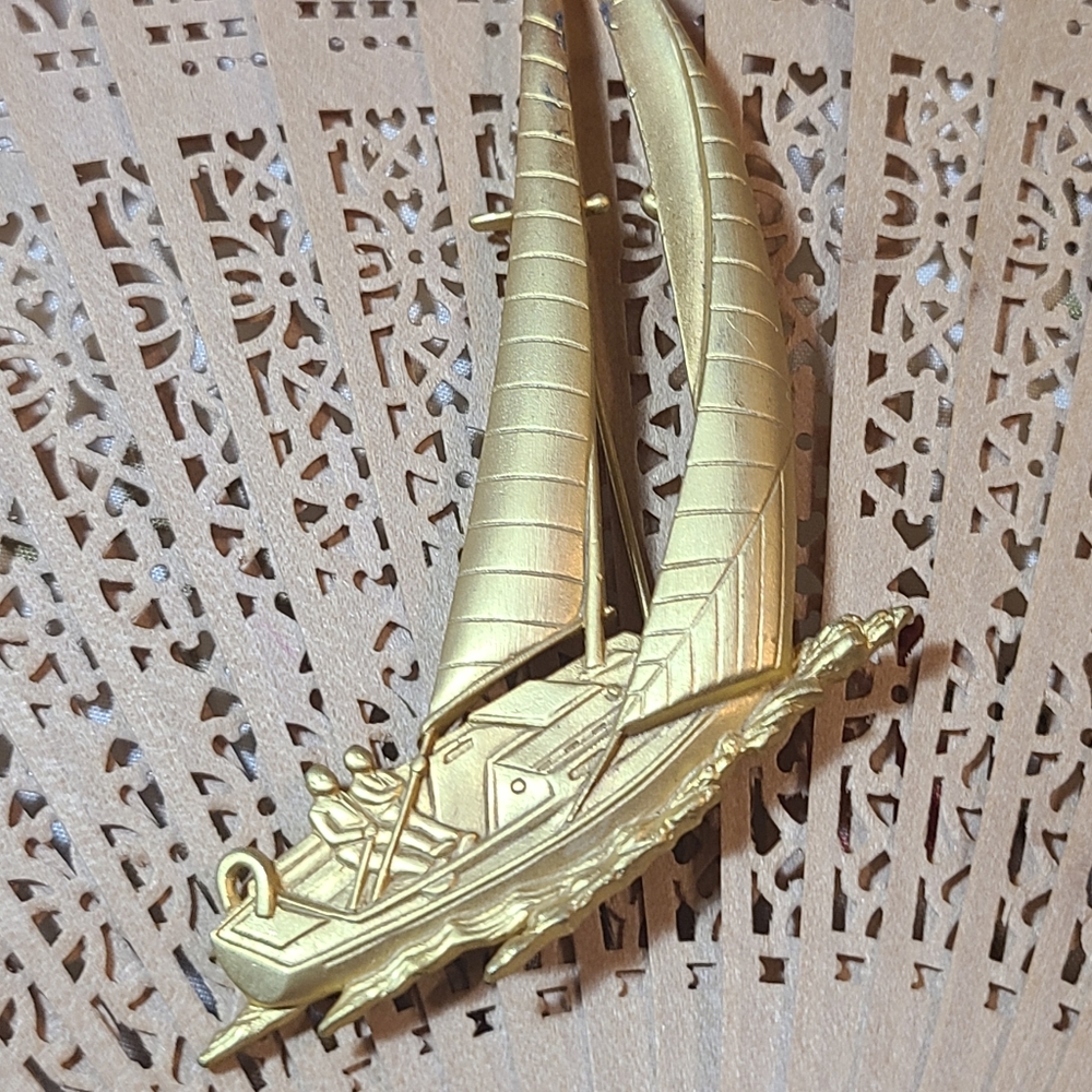 Gold Sailboat Brooch - Picture 10 of 10
